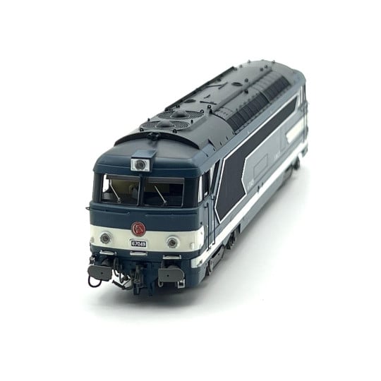 [HO] : Locomotive diesel BB 67049 Livrée bleue, dépôt de Caen, Ep. III, Analogique - MB244